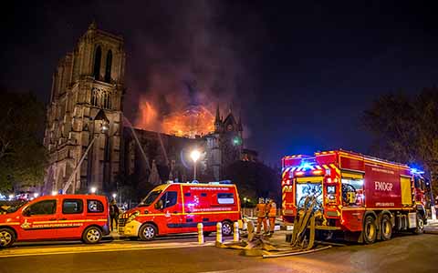 intervention des pompiers lors de l'incendie à Notre-Dame de Paris